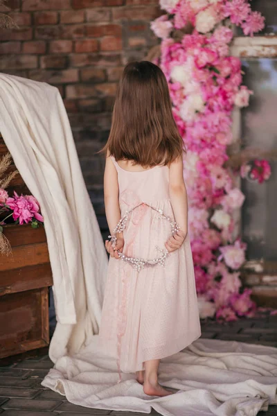 可爱的小女孩在美丽的礼服 快乐的童年概念 — 图库照片