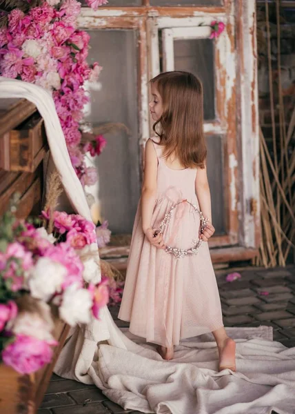 Güzel Elbiseli Sevimli Küçük Kız Mutlu Çocukluk Konsepti — Stok fotoğraf