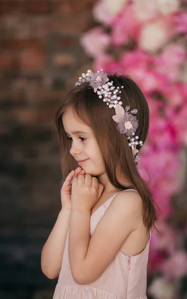 Petite Fille Mignonne Dans Une Belle Robe Concept Bonne Enfance — Photo