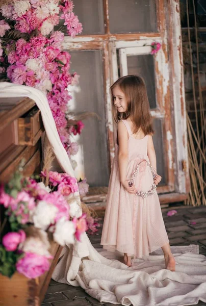 아름다운 드레스 행복한 개념에 귀여운 — 스톡 사진