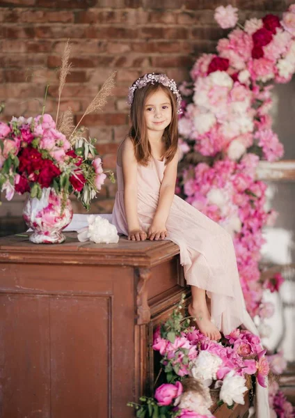 Güzel Elbiseli Sevimli Küçük Kız Mutlu Çocukluk Konsepti — Stok fotoğraf