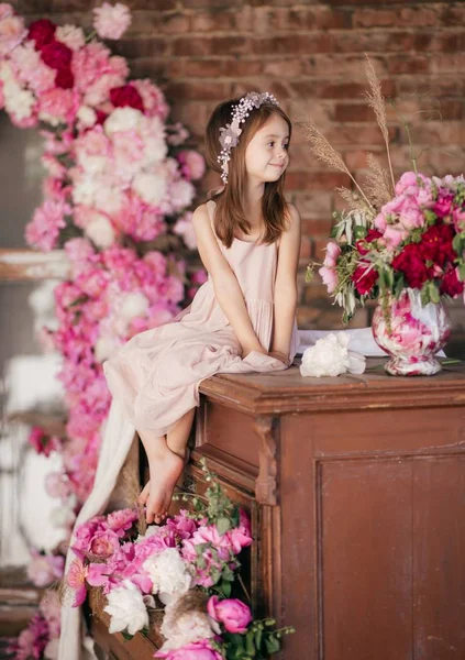 Симпатичная Девчонка Красивом Платье Счастливое Детство — стоковое фото