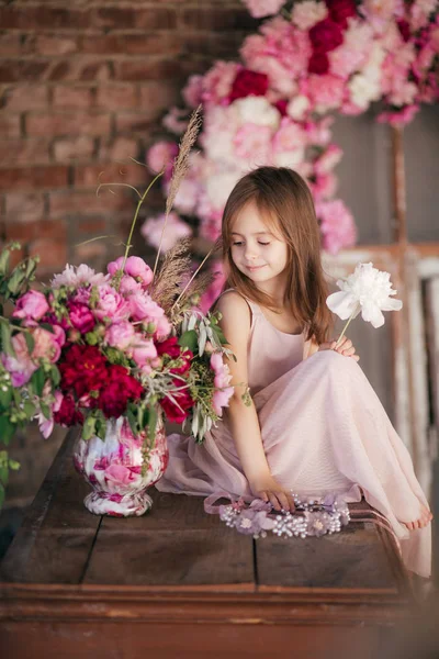 Cute Little Girl Pięknej Sukni Happy Childhood Concept — Zdjęcie stockowe