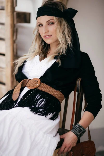 Schöne Blonde Frau Posiert Weißen Kleid — Stockfoto