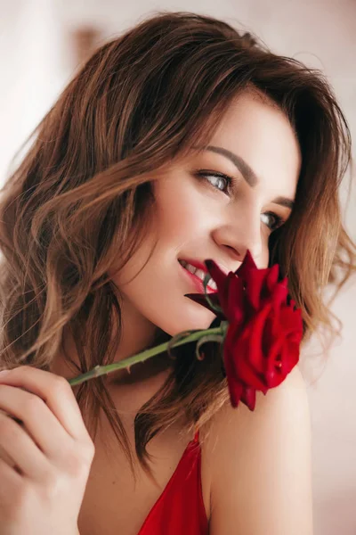 Mujer Hermosa Posando Con Rosa Roja —  Fotos de Stock