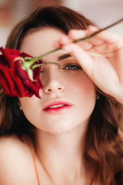 Beautiful Woman Posing Red Rose — Stock Photo, Image