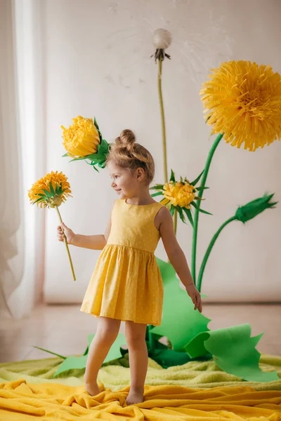 Portret Van Mooi Klein Meisje Met Gele Bloemen — Stockfoto