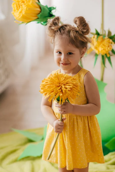 Porträtt Vacker Liten Flicka Med Gula Blommor — Stockfoto