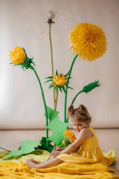 Portrét Krásné Holčičky Žlutými Květy — Stock fotografie