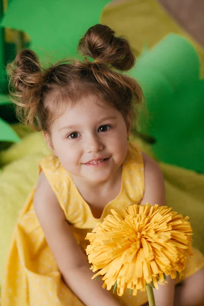 Retrato Menina Bonita Com Flor Amarela — Fotografia de Stock