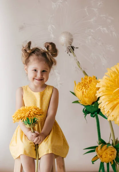 Porträt Eines Schönen Kleinen Mädchens Mit Gelben Blumen — Stockfoto