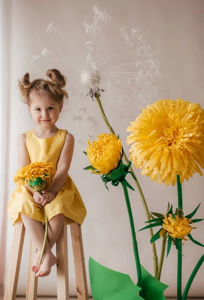 Portret Van Mooi Klein Meisje Met Gele Bloemen — Stockfoto