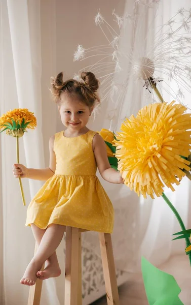 Porträt Eines Schönen Kleinen Mädchens Mit Gelben Blumen — Stockfoto