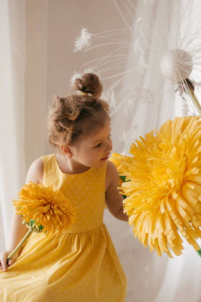 Portret Pięknej Dziewczynki Żółtymi Kwiatami — Zdjęcie stockowe
