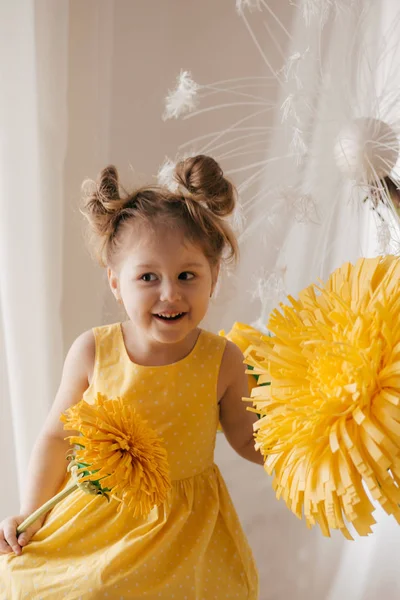 Porträt Eines Schönen Kleinen Mädchens Mit Gelben Blumen — Stockfoto