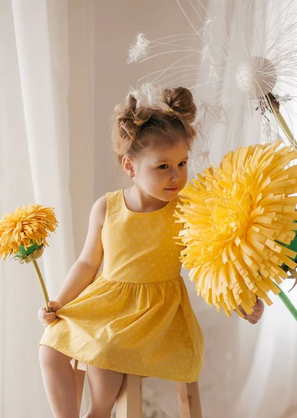Sarı Çiçeklerile Güzel Küçük Kız Portresi — Stok fotoğraf