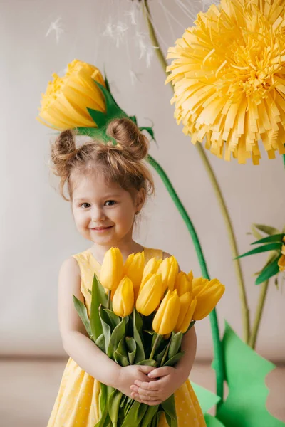 Portret Van Mooi Klein Meisje Met Gele Bloemen — Stockfoto