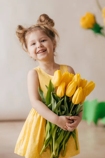 Porträt Eines Schönen Kleinen Mädchens Mit Gelben Blumen — Stockfoto