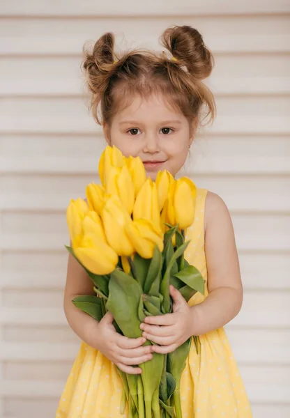 Портрет Красивої Маленької Дівчинки Жовтими Квітами — стокове фото