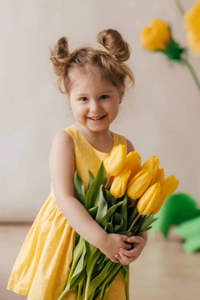 Porträt Eines Schönen Kleinen Mädchens Mit Gelben Blumen — Stockfoto