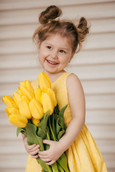 Porträt Eines Schönen Kleinen Mädchens Mit Gelben Blumen — Stockfoto