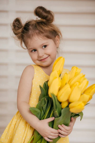 Porträtt Vacker Liten Flicka Med Gula Blommor — Stockfoto