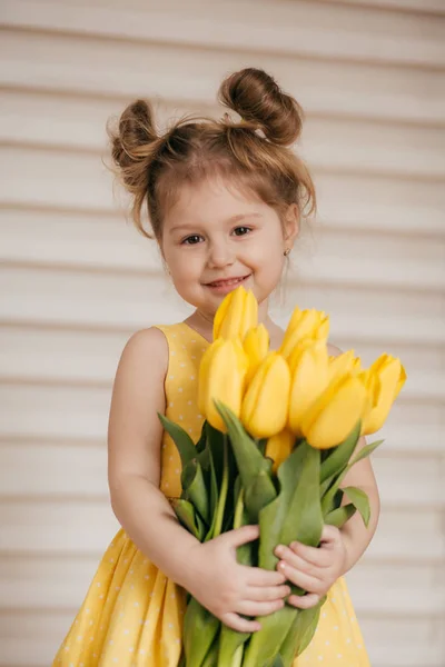Портрет Красивой Маленькой Девочки Желтыми Цветами — стоковое фото