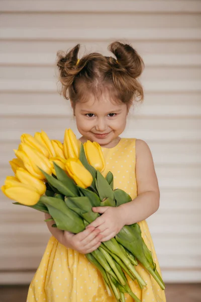 Porträtt Vacker Liten Flicka Med Gula Blommor — Stockfoto