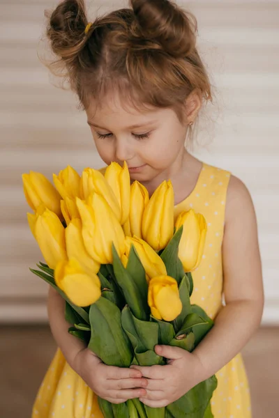 Porträt Eines Schönen Kleinen Mädchens Mit Gelben Blumen — Stockfoto