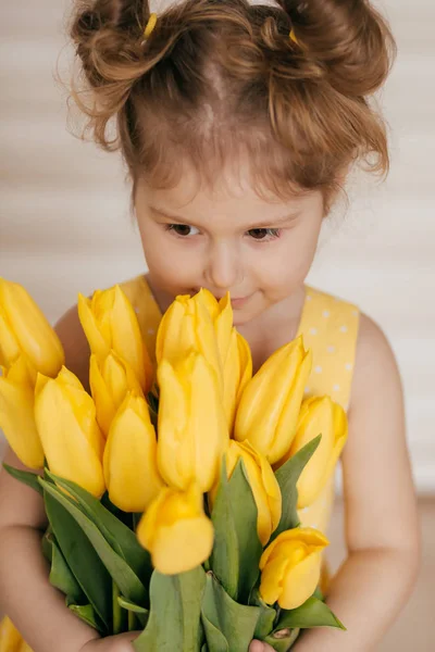 Porträt Eines Schönen Kleinen Mädchens Mit Gelben Blumen — Stockfoto