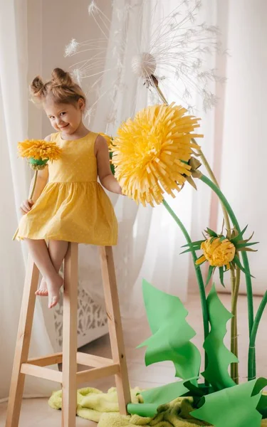 Portrait Beautiful Little Girl Yellow Flowers — Stock Photo, Image