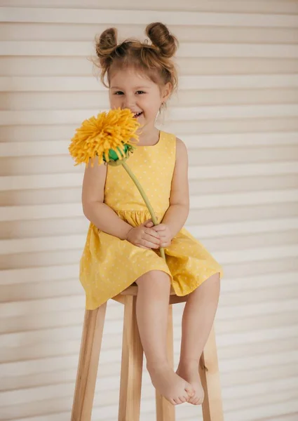 Retrato Menina Bonita Com Flores Amarelas — Fotografia de Stock