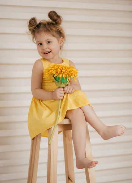 Ritratto Bella Bambina Con Fiori Gialli — Foto Stock