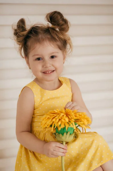Portret Van Mooi Klein Meisje Met Gele Bloemen — Stockfoto