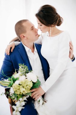 Güzel ve genç gelin ve damat ins stüdyo poz