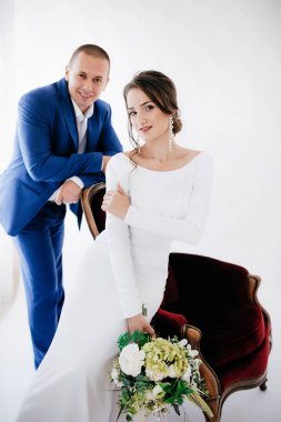 Güzel ve genç gelin ve damat ins stüdyo poz