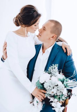 Güzel ve genç gelin ve damat ins stüdyo poz