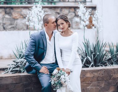 Güzel ve genç gelin ve damat ins stüdyo poz