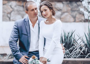 Güzel ve genç gelin ve damat ins stüdyo poz