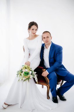 Güzel ve genç gelin ve damat ins stüdyo poz