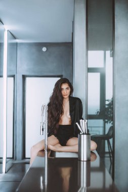  evde poz siyah giysiler içinde makyaj ile güzel genç kadın