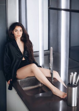  evde poz siyah giysiler içinde makyaj ile güzel genç kadın