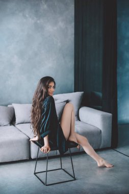  evde poz siyah giysiler içinde makyaj ile güzel genç kadın