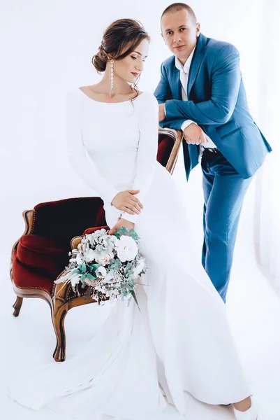 Schöne Junge Braut Und Bräutigam Posiert Studio — Stockfoto