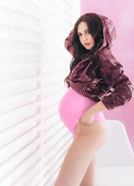 Hermosa Mujer Embarazada Traje Baño Rosa Posando Estudio — Foto de Stock