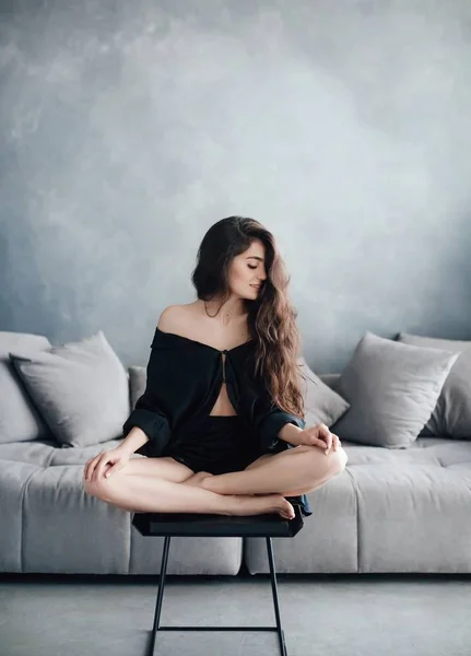 Mooie Jonge Vrouw Met Make Zwarte Kleren Poseren Thuis — Stockfoto