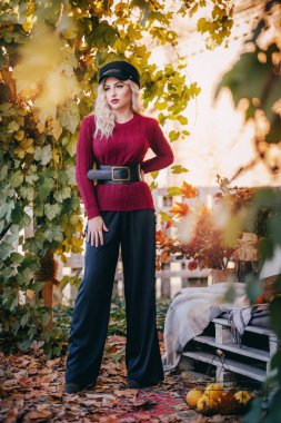  bordo kazak makyaj ile güzel sarışın kadın