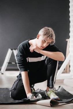 Şık adam Studio poz  