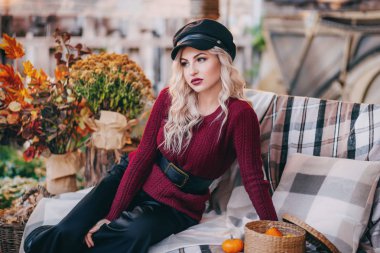  bordo kazak makyaj ile güzel sarışın kadın