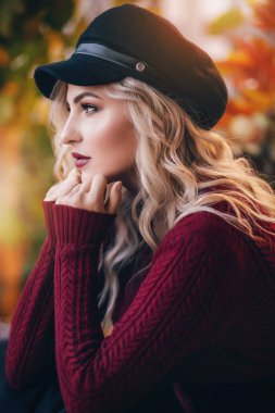  bordo kazak makyaj ile güzel sarışın kadın